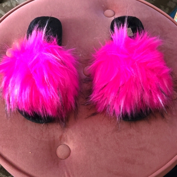 New wot Pink fluffy slides - Picture 1 of 5